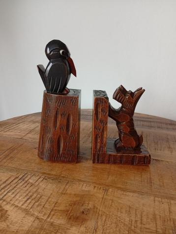 Vintage jaren’70 handgesneden houten boekensteunen hond/raaf beschikbaar voor biedingen