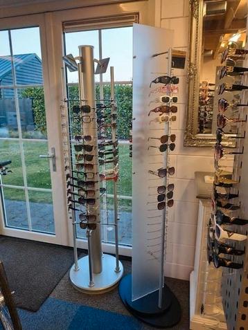 Luxe nieuwe zonnebrillen incl presentatie standaards beschikbaar voor biedingen