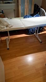 Table de massage blanche.