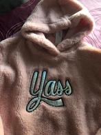 2 fluffy truien met kap maat 146-152 als nieuw, Enlèvement ou Envoi, Comme neuf, Fille, Pull ou Veste