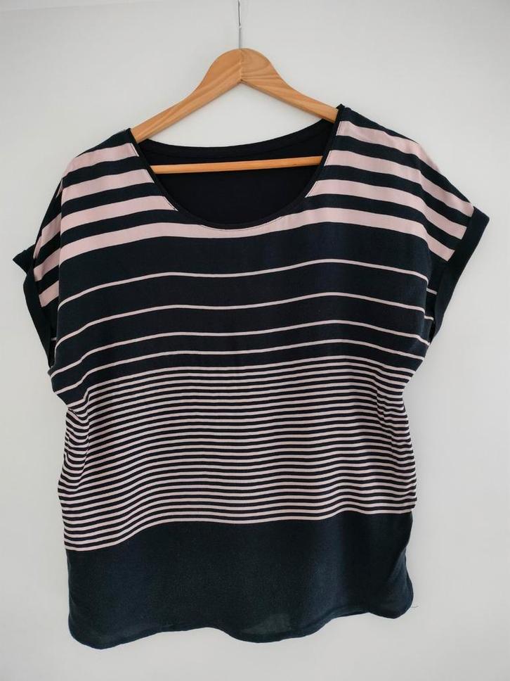Mooie T-shirt blauw met zacht roze. Medium/Large, Kleding | Dames, T-shirts, Zo goed als nieuw, Blauw, Ophalen of Verzenden