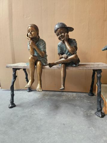 Bronzen jongen en meisje op antiek eiken zitbank, ruime keus