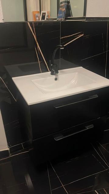 wastafel met kast en kraan beschikbaar voor biedingen