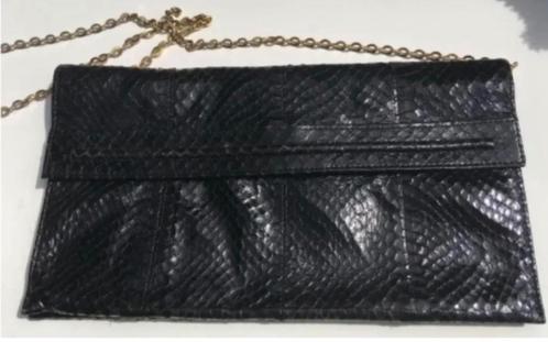 Vintage, zwarte croco handtas/clutch met goudkl.ketting, Handtassen en Accessoires, Tassen | Damestassen, Gebruikt, Avondtasje