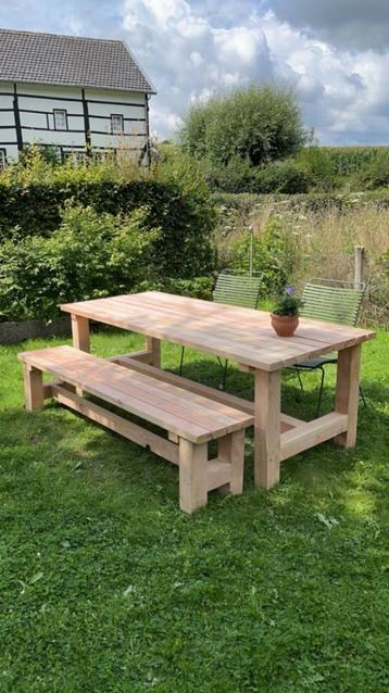 Nieuwe Douglas Tuintafels beschikbaar voor biedingen
