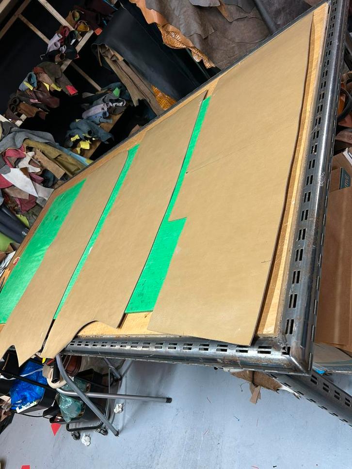 3 taupe kleur tuigleer 2-2,5 mm dikte half soepel, Hobby en Vrije tijd, Stoffen en Lappen, Zo goed als nieuw, Ophalen of Verzenden