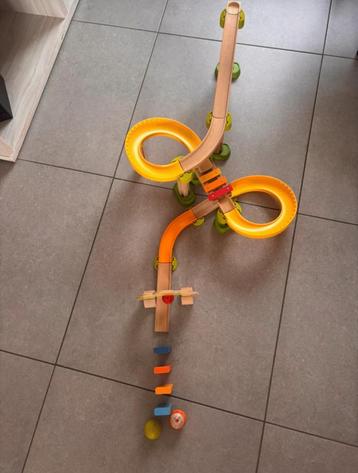 Houten knikkerbaan beschikbaar voor biedingen