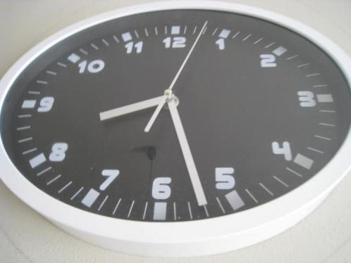 Wandklok ovaal model, op batterij, perfekte staat !, Huis en Inrichting, Woonaccessoires | Klokken, Wandklok, Ophalen of Verzenden