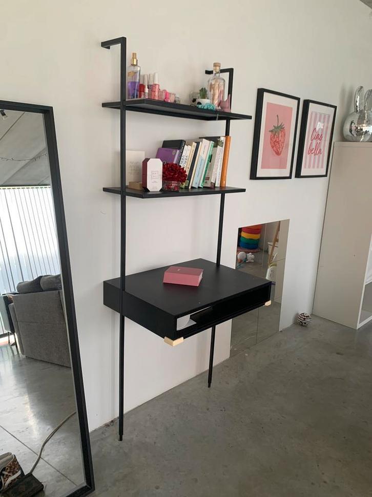 Solomon wandbureau van Made . com, zwart met planken, Huis en Inrichting, Bureaus, Zo goed als nieuw, Ophalen