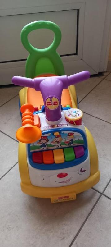 Voiture de marche pour enfants. Fait de la musique. Marque : disponible aux enchères