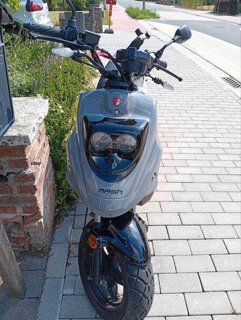 Te koop mooie scooter Klasse b nerk Mach heeft nog garantie, Fietsen en Brommers, Snorfietsen en Snorscooters, Zo goed als nieuw