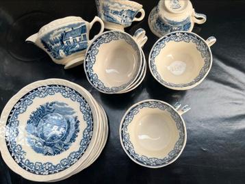 Blauw ceramisch servies - 9 tassen, 12 bordjes en 1 melkkan beschikbaar voor biedingen