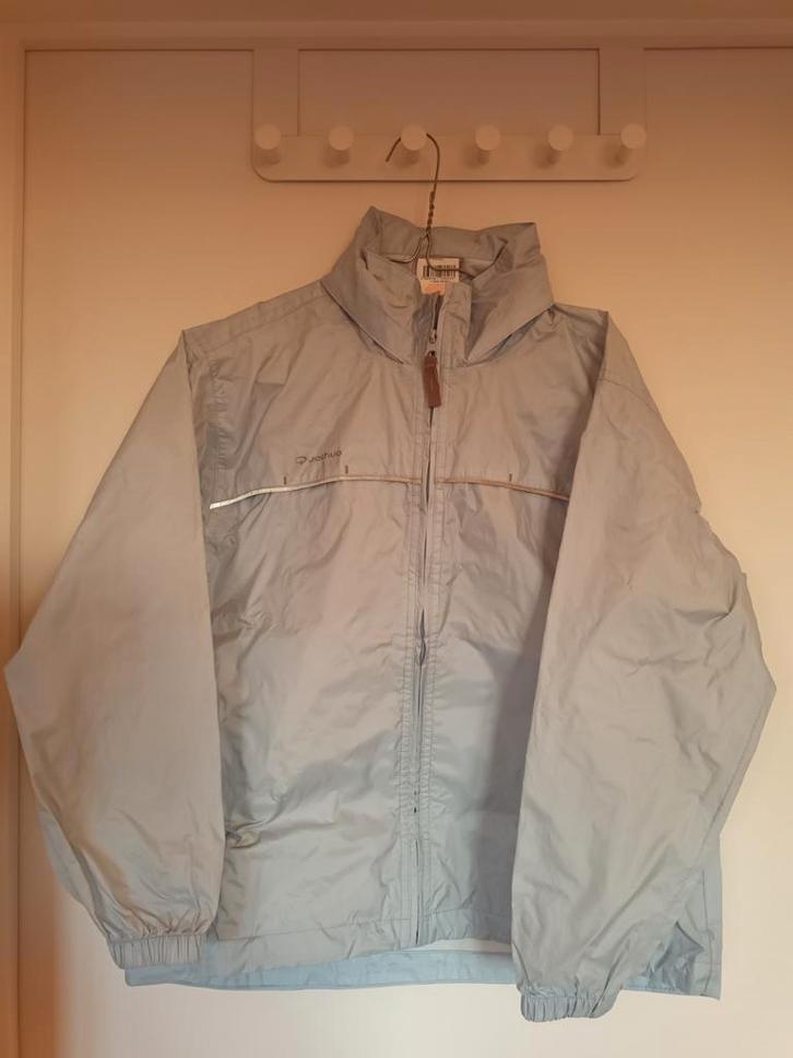 10 jaar oude Quechua lichtblauwe waterdichte jas, Kinderen en Baby's, Kinderkleding | Maat 134, Zo goed als nieuw, Jongen of Meisje