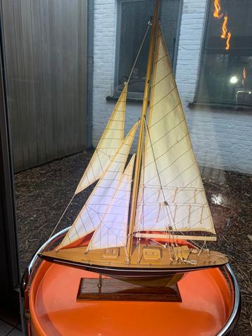 Model klassiek j-class zeiljacht beschikbaar voor biedingen