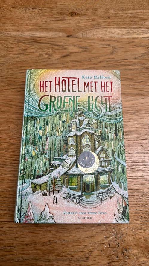 Kate Milford - Het hotel met het groene licht, Boeken, Kinderboeken | Jeugd | 10 tot 12 jaar, Zo goed als nieuw, Ophalen