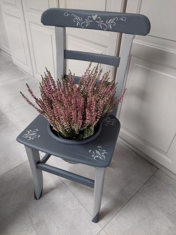 Bloempot | Stoel (zonder de plantjes) beschikbaar voor biedingen