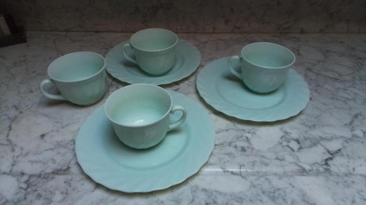 Jaren 50 Arcopal 3 bordjes, 4 tassen, Antiek en Kunst, Antiek | Servies los, Verzenden