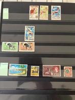 Verzameling van 712 postzegels van dieren in album, Postzegels en Munten, Ophalen of Verzenden, Gestempeld, Dier of Natuur