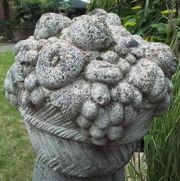 Zware fruitmand in beton. beschikbaar voor biedingen