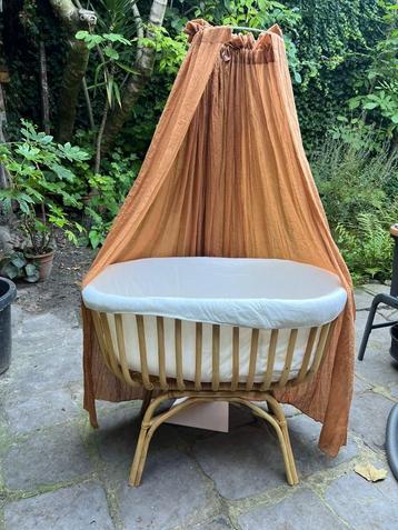 Romantisch babybedje met hemelnet beschikbaar voor biedingen