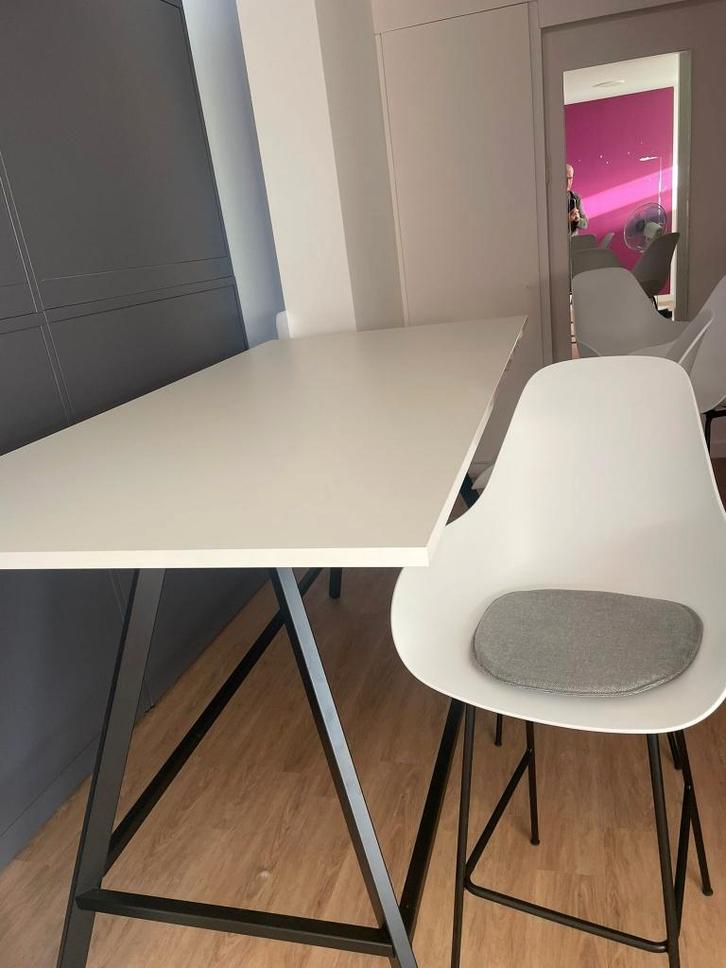 Hoge bartafel met bijhorende krukken, Huis en Inrichting, Tafels | Statafels, Zo goed als nieuw, Ophalen