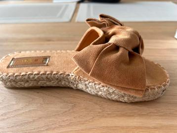 Gloednieuwe camel kleur slippers/muiltjes maat 37