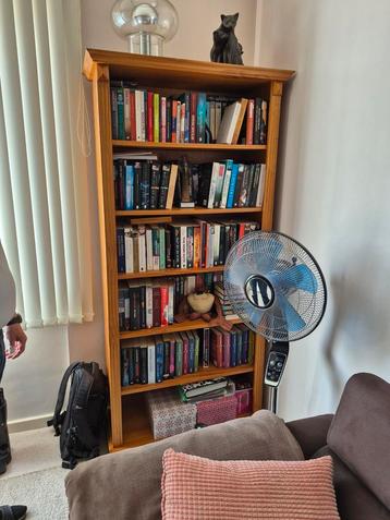 Kast met alle boeken erbij  beschikbaar voor biedingen