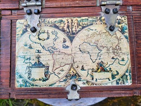 Kistje in boekvorm met wereldkaart, Antiek en Kunst, Curiosa en Brocante, Ophalen of Verzenden