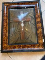 Antiek kruisbeeld onder bolglas, Antiek en Kunst, Antiek | Religieuze voorwerpen, Ophalen