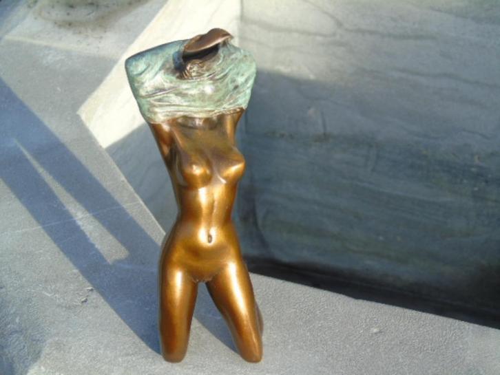 Naakte vrouw op haar knieën in brons gesigneerd., Antiek en Kunst, Antiek | Brons en Koper, Brons, Ophalen
