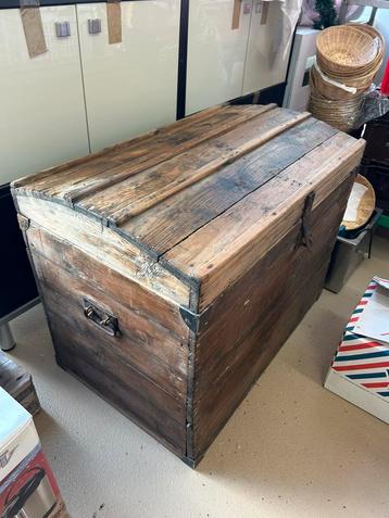 Grote houten kist beschikbaar voor biedingen