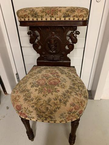 Oude rokersstoel beschikbaar voor biedingen