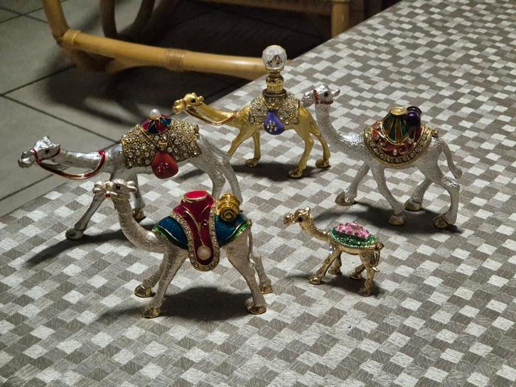Vijf sierlijke kameel juwelendoosjes geemaileerd met crystal, Antiek en Kunst, Kunst | Designobjecten, Ophalen of Verzenden