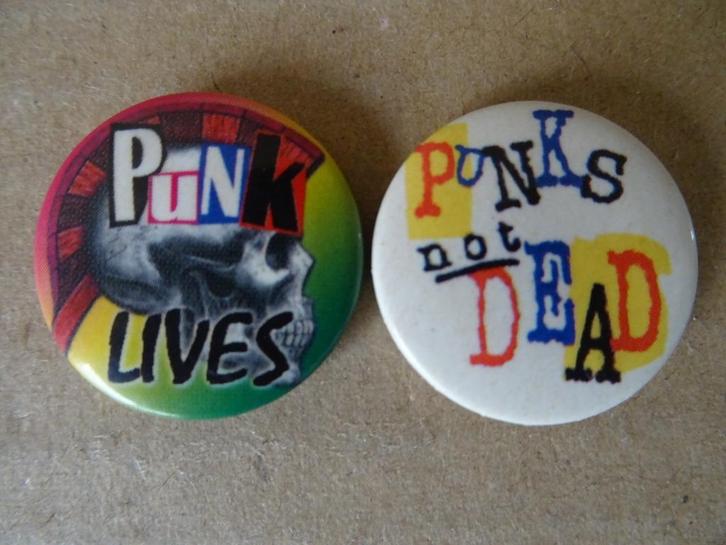 Vintage Punk buttons button Punk lives button Punks not dead, Verzamelen, Speldjes, Pins en Buttons, Gebruikt, Button, Overige onderwerpen