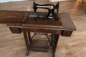 Singer oude naaimachine op meubels beschikbaar voor biedingen