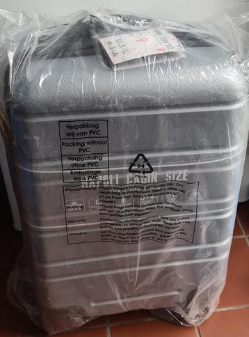 2 handbagage koffers nieuw!
55x35x20
1 blauw van Reniwi en 1 beschikbaar voor biedingen