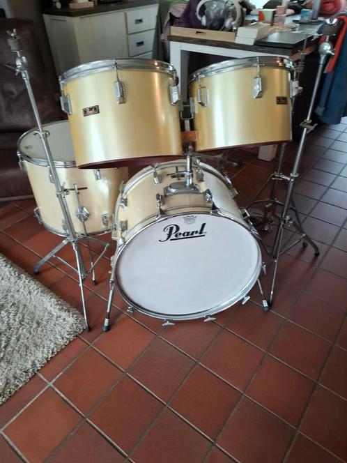 Pearl wood vintage fiberglas drumstel met concert toms zgst, Muziek en Instrumenten, Instrumenten | Toebehoren, Zo goed als nieuw