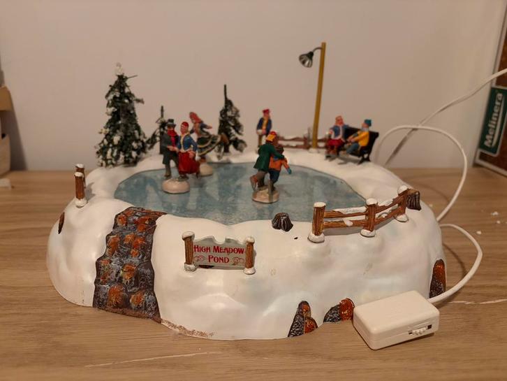 Kerstdorp retired Lemax High Meadow Skating Pond, Diversen, Kerst, Gebruikt, Ophalen