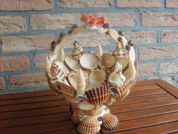 Panier décoratif composé de coquillages et de corail rouge.