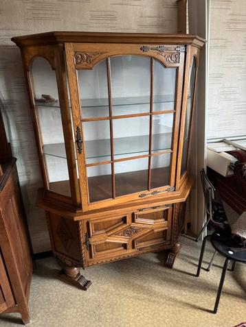 Antieke vitrine kast beschikbaar voor biedingen