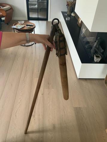 Oud werktuig om graan te oogsten beschikbaar voor biedingen
