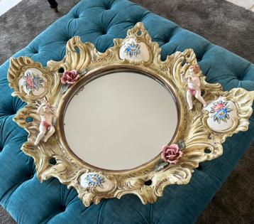Antieke vintage spiegel, barok rococo-stijl met engeltjes beschikbaar voor biedingen