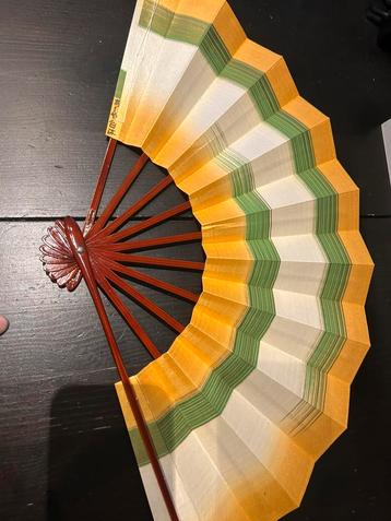 Vintage Japanse waaier — tinten oranje, groen en ivoor beschikbaar voor biedingen