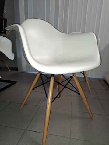 2 witte kuipstoelen beschikbaar voor biedingen