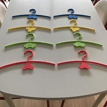 Kinderkapstokjes met figuurtjes,zo goed als nieuw  beschikbaar voor biedingen