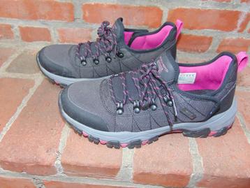 Wandelschoenen Skechers in prima staat beschikbaar voor biedingen