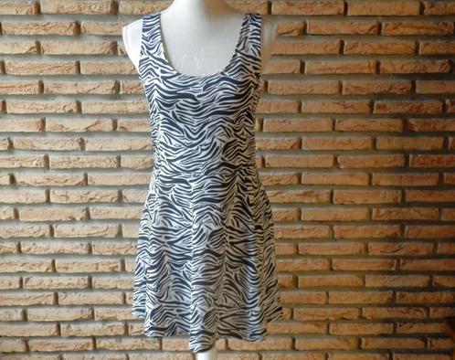 (90)- robe femme t.40 noire et blanc, Kleding | Dames, Jurken, Zo goed als nieuw, Maat 38/40 (M), Zwart, Knielengte, Ophalen of Verzenden
