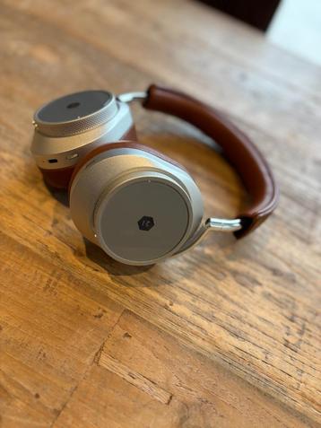 Master & Dynamic MW75 audiofiele hoofdtelefoons beschikbaar voor biedingen