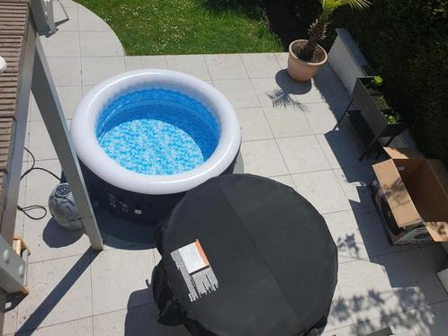 Jacuzzi chauffé et massant 4 personnes, Tuin en Terras, Bubbelbaden en Hottubs, Gebruikt, Opblaasbaar, Afdekzeil, Grondzeil, Filter