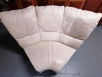 Gratis op te halen hoekelement volledig leder in nieuwstaat. beschikbaar voor biedingen